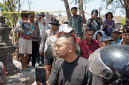 Raffi Ahmad dan The Dudas-1 menyerahkan bantuan Rp1 miliar kepada korban kebakaran di Desa Adat Sade, Lombok Tengah, Ahad 23 Agustus 2026. (Foto: Lombokini.com)