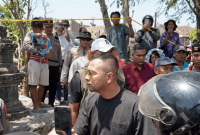 Raffi Ahmad dan The Dudas-1 menyerahkan bantuan Rp1 miliar kepada korban kebakaran di Desa Adat Sade, Lombok Tengah, Ahad 23 Agustus 2026. (Foto: Lombokini.com)