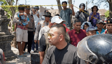 Raffi Ahmad dan The Dudas-1 menyerahkan bantuan Rp1 miliar kepada korban kebakaran di Desa Adat Sade, Lombok Tengah, Ahad 23 Agustus 2026. (Foto: Lombokini.com)