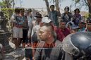 Raffi Ahmad dan The Dudas-1 menyerahkan bantuan Rp1 miliar kepada korban kebakaran di Desa Adat Sade, Lombok Tengah, Ahad 23 Agustus 2026. (Foto: Lombokini.com)