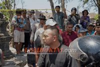 Raffi Ahmad dan The Dudas-1 menyerahkan bantuan Rp1 miliar kepada korban kebakaran di Desa Adat Sade, Lombok Tengah, Ahad 23 Agustus 2026. (Foto: Lombokini.com)
