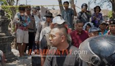 Raffi Ahmad dan The Dudas-1 menyerahkan bantuan Rp1 miliar kepada korban kebakaran di Desa Adat Sade, Lombok Tengah, Ahad 23 Agustus 2026. (Foto: Lombokini.com)