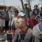 Raffi Ahmad dan The Dudas-1 menyerahkan bantuan Rp1 miliar kepada korban kebakaran di Desa Adat Sade, Lombok Tengah, Ahad 23 Agustus 2026. (Foto: Lombokini.com)