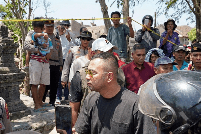 Raffi Ahmad dan The Dudas-1 menyerahkan bantuan Rp1 miliar kepada korban kebakaran di Desa Adat Sade, Lombok Tengah, Ahad 23 Agustus 2026. (Foto: Lombokini.com)