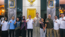 Gubernur NTB Lalu Muhammad Iqbal berfoto bersama perwakilan Kemenlu, Bappenas, dan UNDP usai mengikuti rapat persiapan menyambut kunjungan Putri Mahkota Swedia Victoria pada 5-6 September 2026. Rapat berlangsung di kantor di runag kerja Gubernur NTB, Rabu 26 Agustus 2026. (Foto: ntbprov.go.id).