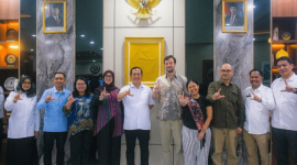 Gubernur NTB Lalu Muhammad Iqbal berfoto bersama perwakilan Kemenlu, Bappenas, dan UNDP usai mengikuti rapat persiapan menyambut kunjungan Putri Mahkota Swedia Victoria pada 5-6 September 2026. Rapat berlangsung di kantor di runag kerja Gubernur NTB, Rabu 26 Agustus 2026. (Foto: ntbprov.go.id).