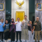Gubernur NTB Lalu Muhammad Iqbal berfoto bersama perwakilan Kemenlu, Bappenas, dan UNDP usai mengikuti rapat persiapan menyambut kunjungan Putri Mahkota Swedia Victoria pada 5-6 September 2026. Rapat berlangsung di kantor di runag kerja Gubernur NTB, Rabu 26 Agustus 2026. (Foto: ntbprov.go.id).