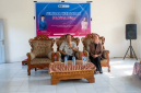 Sekda Lombok Timur, H. Muhammad Juaini Taofik, memaparkan strategi penguatan ketahanan pangan dalam seminar yang digelar HMPS Sistem Informasi Unham di Dusun Belet, Desa Bagik Payung, Jumat 21 Aguatus 2026. (Foto: Lombokini.com)