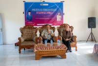 Sekda Lombok Timur, H. Muhammad Juaini Taofik, memaparkan strategi penguatan ketahanan pangan dalam seminar yang digelar HMPS Sistem Informasi Unham di Dusun Belet, Desa Bagik Payung, Jumat 21 Aguatus 2026. (Foto: Lombokini.com)