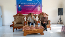 Sekda Lombok Timur, H. Muhammad Juaini Taofik, memaparkan strategi penguatan ketahanan pangan dalam seminar yang digelar HMPS Sistem Informasi Unham di Dusun Belet, Desa Bagik Payung, Jumat 21 Aguatus 2026. (Foto: Lombokini.com)