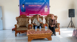 Sekda Lombok Timur, H. Muhammad Juaini Taofik, memaparkan strategi penguatan ketahanan pangan dalam seminar yang digelar HMPS Sistem Informasi Unham di Dusun Belet, Desa Bagik Payung, Jumat 21 Aguatus 2026. (Foto: Lombokini.com)