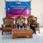 Sekda Lombok Timur, H. Muhammad Juaini Taofik, memaparkan strategi penguatan ketahanan pangan dalam seminar yang digelar HMPS Sistem Informasi Unham di Dusun Belet, Desa Bagik Payung, Jumat 21 Aguatus 2026. (Foto: Lombokini.com)