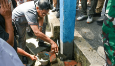 Bupati Lombok Timur menanam patok perdana penanda batas areal 25 hektare kawasan wisata Joben, Kamis 20 Agustus 2026. (Foto: Lombokini.com)
