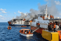 Tim SAR Evakuasi Seluruh Penumpang dari KMP Putri Yasmin Terbakar di Selat Lombok, Rabu 12 Agustus 2026. (Foto: Lombokini.com/Tim SAR Gabungan).