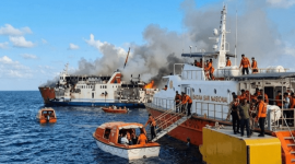 Tim SAR Evakuasi Seluruh Penumpang dari KMP Putri Yasmin Terbakar di Selat Lombok, Rabu 12 Agustus 2026. (Foto: Lombokini.com/Tim SAR Gabungan).