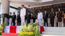 Wakil Bupati Lombok Timur Moh. Edwin Hadiwijaya memimpin upacara HUT ke-81 RI, Senin 17 Agustus 2026 di halaman kantor Bupati. [Foto: Lombokini.com].