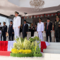 Wakil Bupati Lombok Timur Moh. Edwin Hadiwijaya memimpin upacara HUT ke-81 RI, Senin 17 Agustus 2026 di halaman kantor Bupati. [Foto: Lombokini.com].
