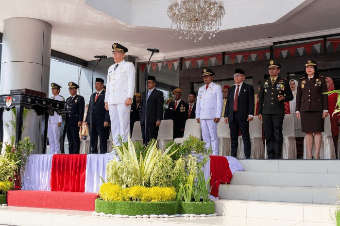 Wakil Bupati Lombok Timur Moh. Edwin Hadiwijaya memimpin upacara HUT ke-81 RI, Senin 17 Agustus 2026 di halaman kantor Bupati. [Foto: Lombokini.com].