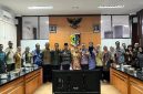 Tim verifikasi LSDP dari Kemendagri dan Bappenas berfoto bersama jajaran Pemerintah Kabupaten Lombok Timur di ruang rapat kantor bupati setempat, Kamis 27 Agustus 2026. (Foto: Humas Pemkab Lotim)
