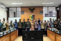 Tim verifikasi LSDP dari Kemendagri dan Bappenas berfoto bersama jajaran Pemerintah Kabupaten Lombok Timur di ruang rapat kantor bupati setempat, Kamis 27 Agustus 2026. (Foto: Humas Pemkab Lotim)