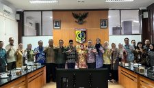 Tim verifikasi LSDP dari Kemendagri dan Bappenas berfoto bersama jajaran Pemerintah Kabupaten Lombok Timur di ruang rapat kantor bupati setempat, Kamis 27 Agustus 2026. (Foto: Humas Pemkab Lotim)