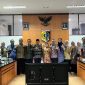 Tim verifikasi LSDP dari Kemendagri dan Bappenas berfoto bersama jajaran Pemerintah Kabupaten Lombok Timur di ruang rapat kantor bupati setempat, Kamis 27 Agustus 2026. (Foto: Humas Pemkab Lotim)