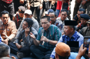 Wakil Bupati Lombok Timur, Moh. Edwin Hadiwijaya, menemui massa aksi di depan Kantor Bupati, Kamis 20 Aguatus 2026. Wabup menjanjikan perbaikan jalan Kalijaga Timur melalui APBD Perubahan 2026. (Foto: Lombokini.com)