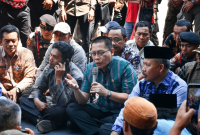 Wakil Bupati Lombok Timur, Moh. Edwin Hadiwijaya, menemui massa aksi di depan Kantor Bupati, Kamis 20 Aguatus 2026. Wabup menjanjikan perbaikan jalan Kalijaga Timur melalui APBD Perubahan 2026. (Foto: Lombokini.com)