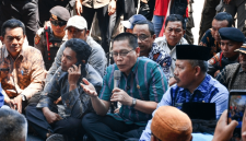 Wakil Bupati Lombok Timur, Moh. Edwin Hadiwijaya, menemui massa aksi di depan Kantor Bupati, Kamis 20 Aguatus 2026. Wabup menjanjikan perbaikan jalan Kalijaga Timur melalui APBD Perubahan 2026. (Foto: Lombokini.com)
