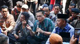 Wakil Bupati Lombok Timur, Moh. Edwin Hadiwijaya, menemui massa aksi di depan Kantor Bupati, Kamis (20/8/2026). Dalam pertemuan itu, ia menjanjikan perbaikan jalan Kalijaga Timur melalui APBD Perubahan 2026. (Foto: Lombokini.com)