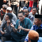 Wakil Bupati Lombok Timur, Moh. Edwin Hadiwijaya, menemui massa aksi di depan Kantor Bupati, Kamis (20/8/2026). Dalam pertemuan itu, ia menjanjikan perbaikan jalan Kalijaga Timur melalui APBD Perubahan 2026. (Foto: Lombokini.com)