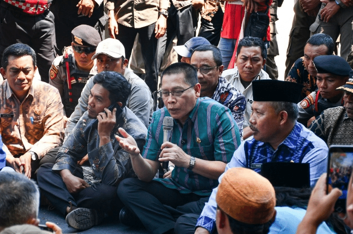 Wakil Bupati Lombok Timur, Moh. Edwin Hadiwijaya, menemui massa aksi di depan Kantor Bupati, Kamis 20 Aguatus 2026. Wabup menjanjikan perbaikan jalan Kalijaga Timur melalui APBD Perubahan 2026. (Foto: Lombokini.com)
