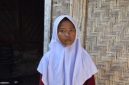 Ziadatun Nisa (14) mengais upah Rp 3.000 dari mencuci pakaian dan piring tetangga untuk membeli perlengkapan sekolah serta menyambung hidup sehari-hari. (Foto: Lombokini.com/Istimewa)