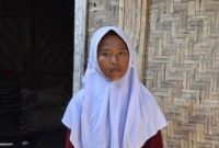 Ziadatun Nisa (14) mengais upah Rp 3.000 dari mencuci pakaian dan piring tetangga untuk membeli perlengkapan sekolah serta menyambung hidup sehari-hari. (Foto: Lombokini.com/Istimewa)