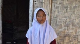 Ziadatun Nisa (14) mengais upah Rp 3.000 dari mencuci pakaian dan piring tetangga untuk membeli perlengkapan sekolah serta menyambung hidup sehari-hari. (Foto: Lombokini.com/Istimewa)