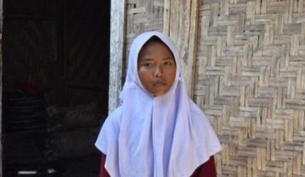 Ziadatun Nisa (14) mengais upah Rp3.000 dari mencuci pakaian dan piring tetangga untuk membeli perlengkapan sekolah serta menyambung hidup sehari-hari.
