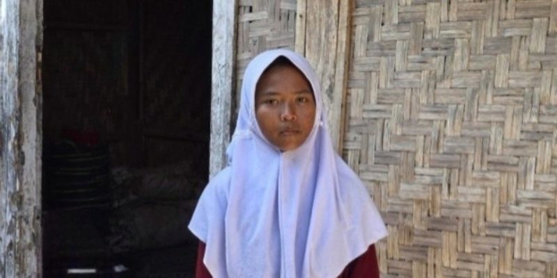 Ziadatun Nisa (14) mengais upah Rp 3.000 dari mencuci pakaian dan piring tetangga untuk membeli perlengkapan sekolah serta menyambung hidup sehari-hari. (Foto: Lombokini.com/Istimewa)