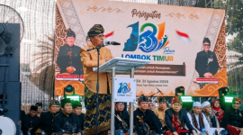 Bupati Lombok Timur, H. Haerul Warisin, membacakan sambutan pada acara puncak peringatan Hari Jadi Lombok Timur, Senin, 31 Agustus 2026 di Lapangan Tugu Selong. (Foto: Lombokini.com)
