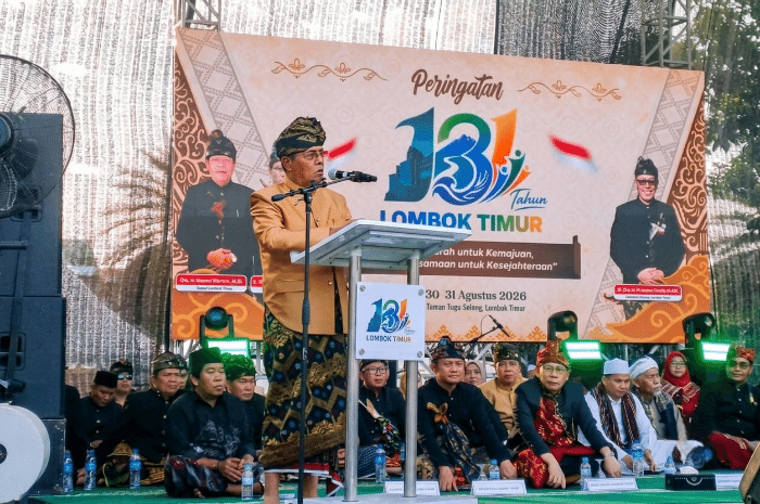 Bupati Lombok Timur, H. Haerul Warisin, membacakan sambutan pada acara puncak peringatan Hari Jadi Lombok Timur, Senin, 31 Agustus 2026 di Lapangan Tugu Selong. (Foto: Lombokini.com)
