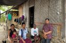 Kepala Bagian Pendistribusian dan Pendayagunaan BAZNAS Lotim, Muh. Munir Fauzi, M.Pd., menyapa dan berfoto bersama para calon penerima Program MAHYANI saat kunjungan ke Gili Beleq, Desa Pare Mas, Kecamatan Jerowaru, Selasa 8 September 2026. (Foto: Lombokini.com)