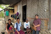 Kepala Bagian Pendistribusian dan Pendayagunaan BAZNAS Lotim, Muh. Munir Fauzi, M.Pd., menyapa dan berfoto bersama para calon penerima Program MAHYANI saat kunjungan ke Gili Beleq, Desa Pare Mas, Kecamatan Jerowaru, Selasa 8 September 2026. (Foto: Lombokini.com)