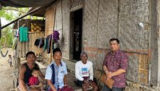Kepala Bagian Pendistribusian dan Pendayagunaan BAZNAS Lotim, Muh. Munir Fauzi, M.Pd., menyapa dan berfoto bersama para calon penerima Program MAHYANI saat kunjungan ke Gili Beleq, Desa Pare Mas, Kecamatan Jerowaru, Selasa 8 September 2026. (Foto: Lombokini.com)