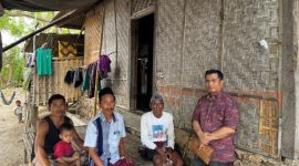 Kepala Bagian Pendistribusian dan Pendayagunaan BAZNAS Lotim, Muh. Munir Fauzi, M.Pd., menyapa dan berfoto bersama para calon penerima Program MAHYANI saat kunjungan ke Gili Beleq, Desa Pare Mas, Kecamatan Jerowaru, Selasa 8 September 2026. (Foto: Lombokini.com)