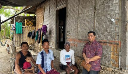 Kepala Bagian Pendistribusian dan Pendayagunaan BAZNAS Lotim, Muh. Munir Fauzi, M.Pd., menyapa dan berfoto bersama para calon penerima Program MAHYANI saat kunjungan ke Gili Beleq, Desa Pare Mas, Kecamatan Jerowaru, Selasa 8 September 2026.