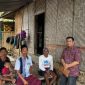 Kepala Bagian Pendistribusian dan Pendayagunaan BAZNAS Lotim, Muh. Munir Fauzi, M.Pd., menyapa dan berfoto bersama para calon penerima Program MAHYANI saat kunjungan ke Gili Beleq, Desa Pare Mas, Kecamatan Jerowaru, Selasa 8 September 2026. (Foto: Lombokini.com)