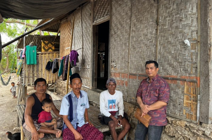 Kepala Bagian Pendistribusian dan Pendayagunaan BAZNAS Lotim, Muh. Munir Fauzi, M.Pd., menyapa dan berfoto bersama para calon penerima Program MAHYANI saat kunjungan ke Gili Beleq, Desa Pare Mas, Kecamatan Jerowaru, Selasa 8 September 2026. (Foto: Lombokini.com)