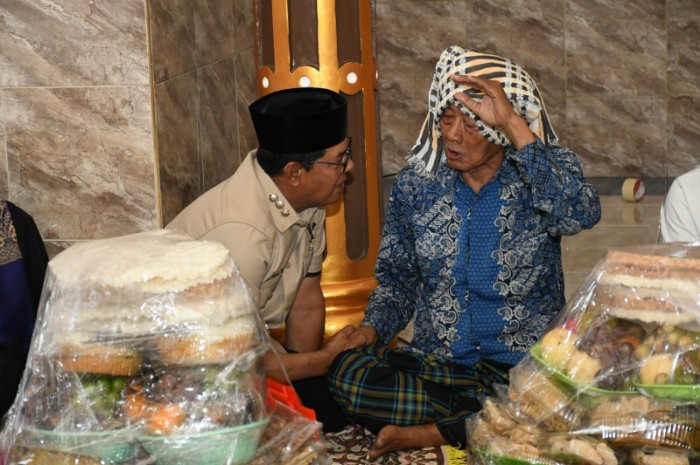 Bupati Lombok Timur Haerul Warisin menghadiri peringatan Maulid Nabi Muhammad SAW di Masjid Syamsul Falah, Desa Bagik Nyaka Santri, Kecamatan Aikmel, Kamis (10/9/2026). (Foto: Lombokini.com)