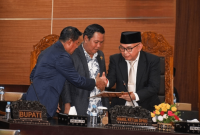 Bupati Lombok Timur Haerul Warisin dan Ketua DPRD Lombok Timur Muhammad Yusri berjabat tangan seusai Rapat Paripurna DPRD Lombok Timur 2026. (Foto: Lombokini.com)