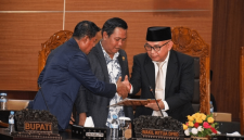 Bupati Lombok Timur Haerul Warisin dan Ketua DPRD Lombok Timur Muhammad Yusri berjabat tangan seusai Rapat Paripurna DPRD Lombok Timur 2026. (Foto: Lombokini.com)