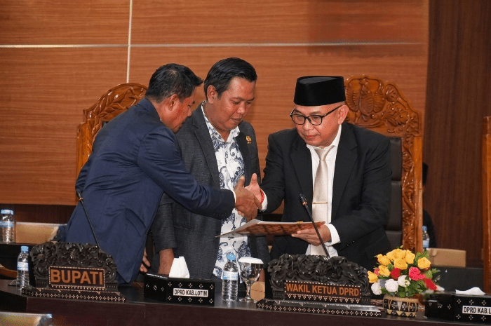 Bupati Lombok Timur Haerul Warisin dan Ketua DPRD Lombok Timur Muhammad Yusri berjabat tangan seusai Rapat Paripurna DPRD Lombok Timur 2026. (Foto: Lombokini.com)